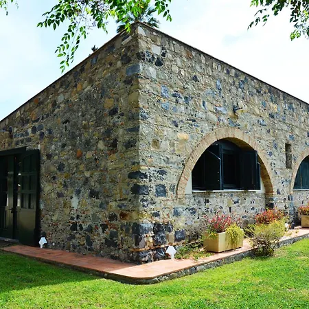 Alloggio per agriturismo Antico Borgo Etneo *